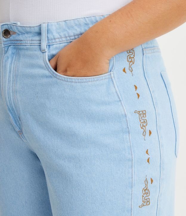 Pantalón Recto Jeans Delavé con Recorte y Bordado Lateral Curve & Plus Size Azul 4
