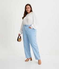 Calça Reta Jeans Delavê com Recorte e Bordado na Lateral Curve & Plus Size