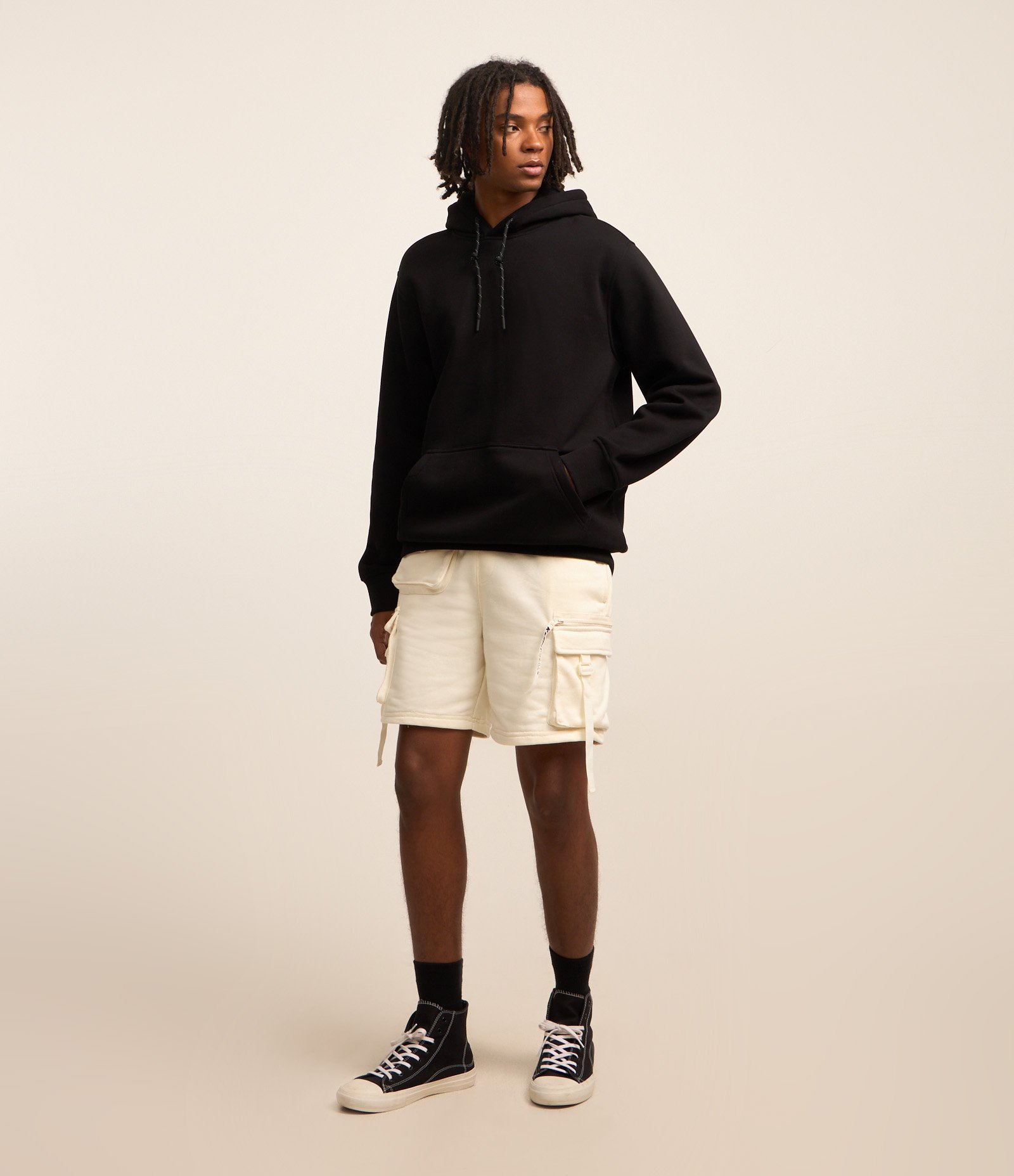 Bermuda Cargo em Moletom com Cós Elástico e Bolsos Utilitários Bege 1