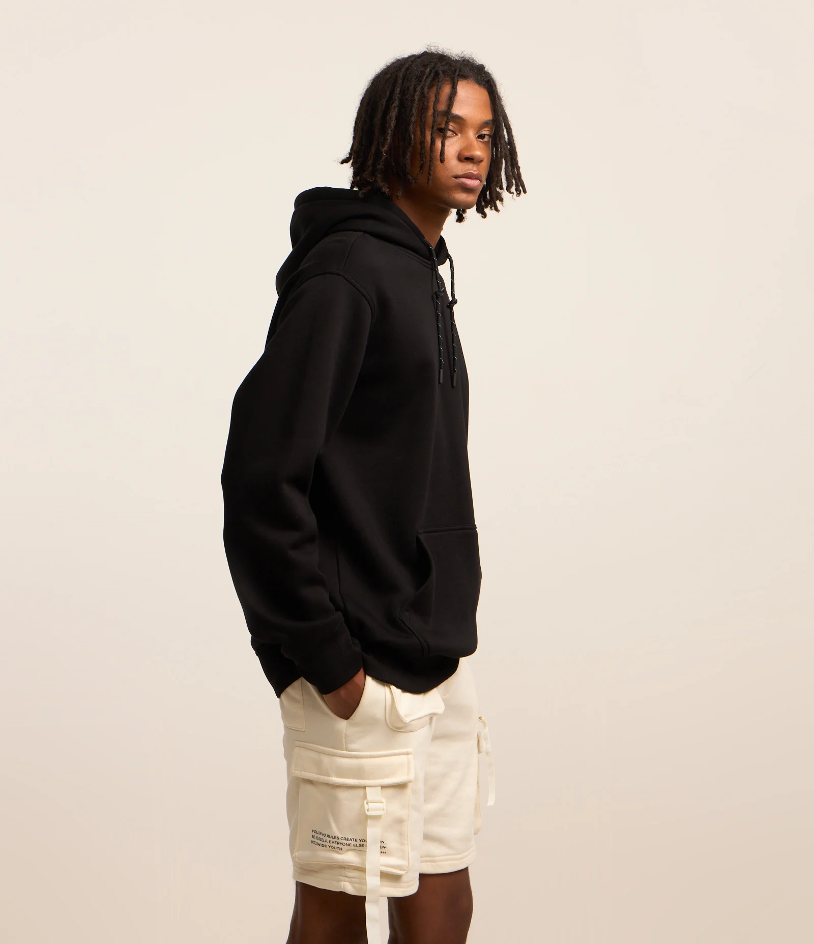 Bermuda Cargo em Moletom com Cós Elástico e Bolsos Utilitários Bege 2