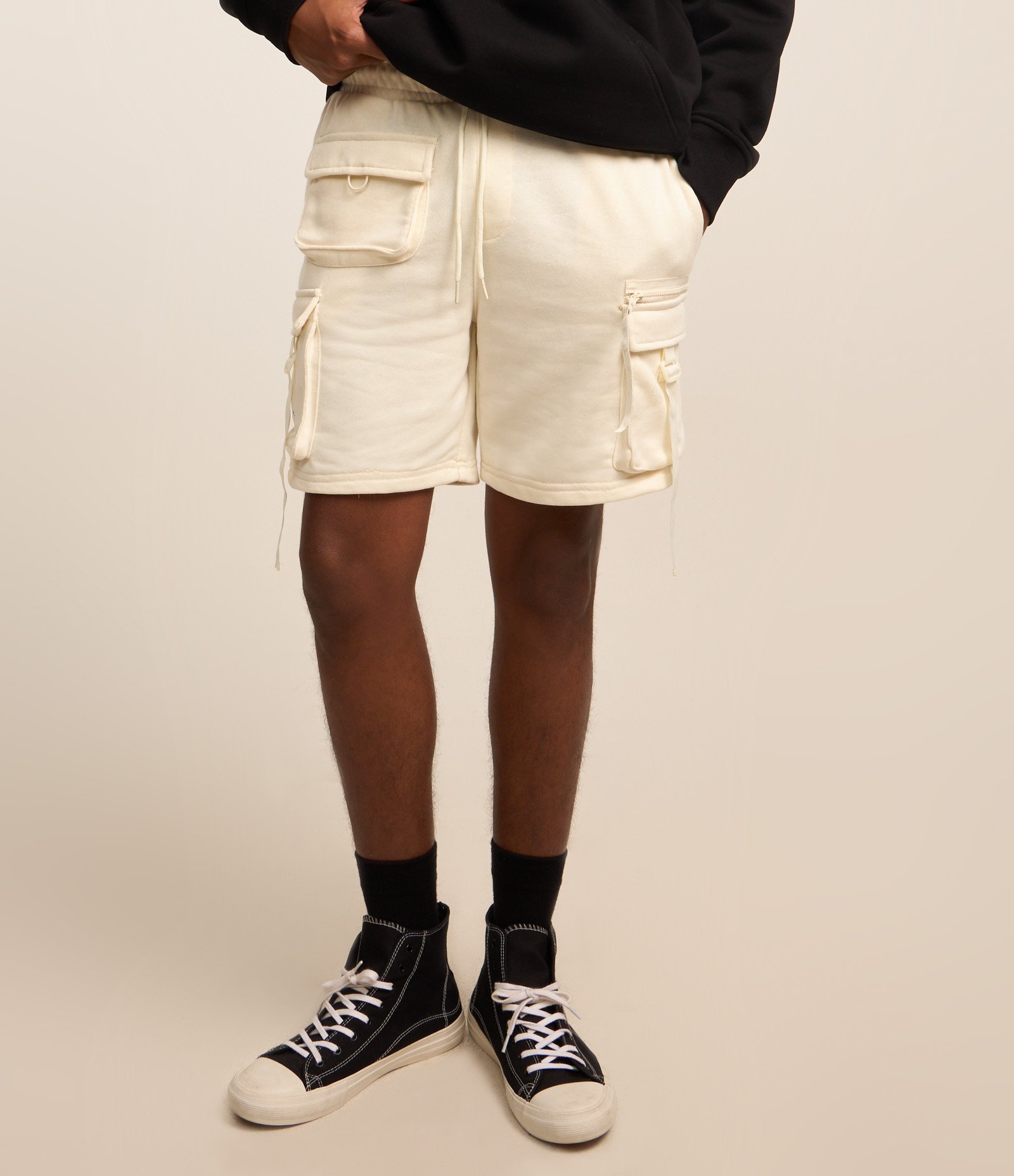 Bermuda Cargo em Moletom com Cós Elástico e Bolsos Utilitários Bege 3