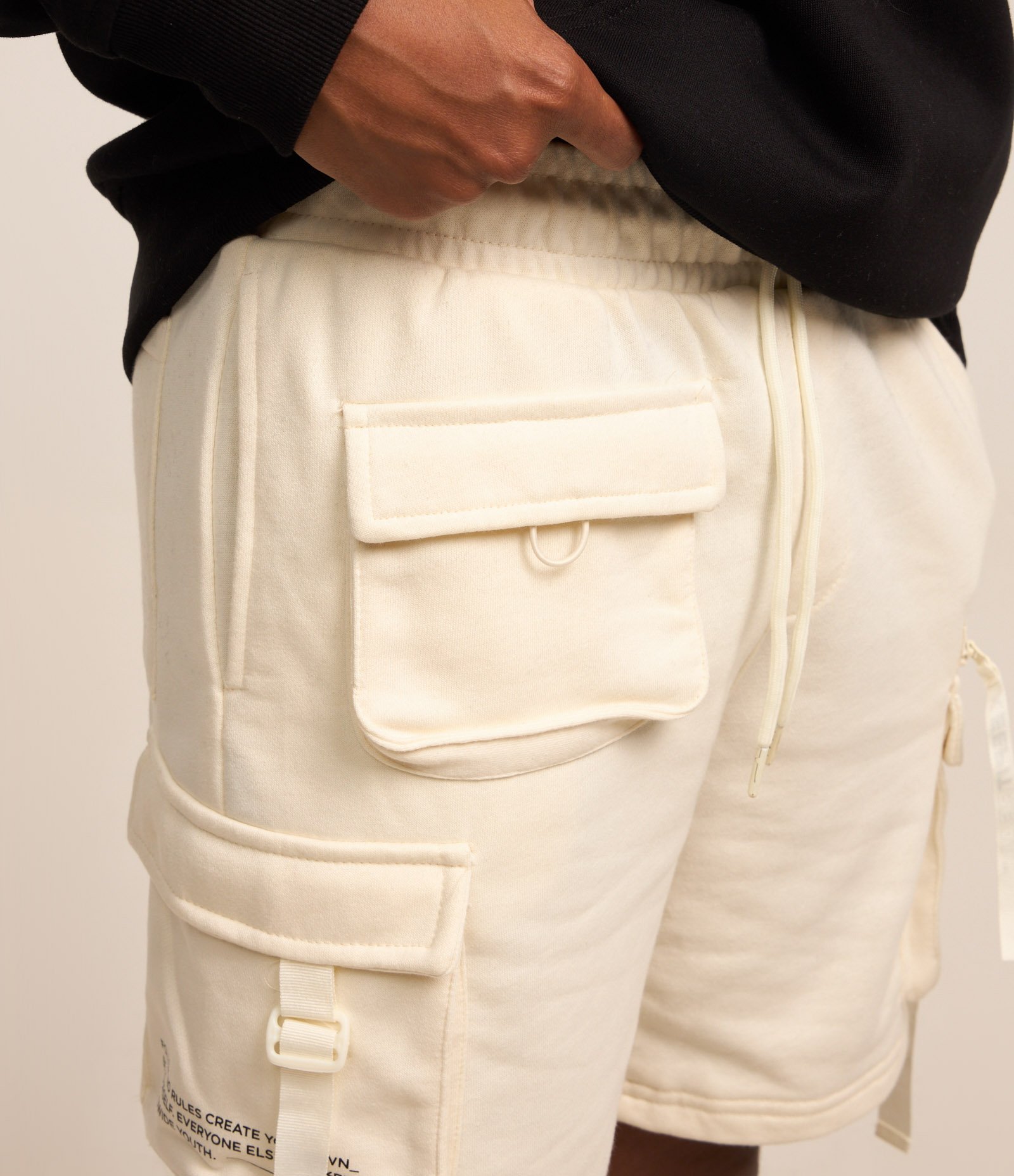 Bermuda Cargo em Moletom com Cós Elástico e Bolsos Utilitários Bege 4