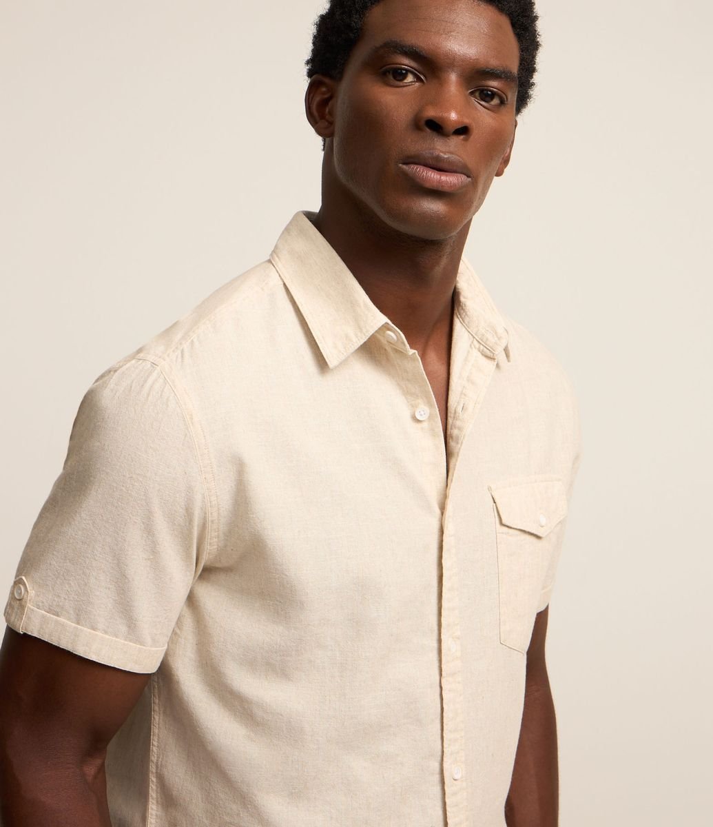 Camisa Comfort em Linho com Bolso e Dobra na Manga Off White