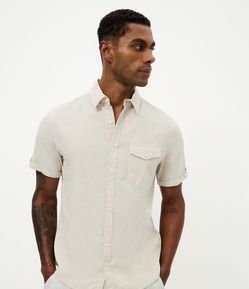 Camisa Comfort em Linho com Bolso e Dobra na Manga