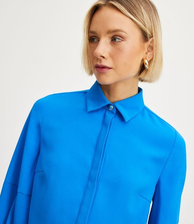 Camisa Curta em Crepe com Mangas Bufantes e Punhos Diferenciados Azul 4