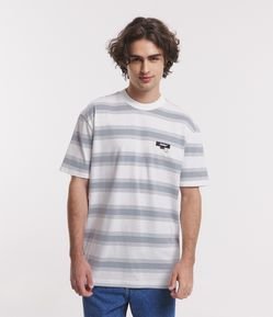 Camiseta Easy Fit em Meia Malha Listrada com Patch "Lucky"