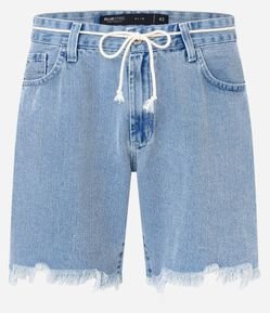 Bermuda Slim em Jeans com Cordão e Puídos na Barra