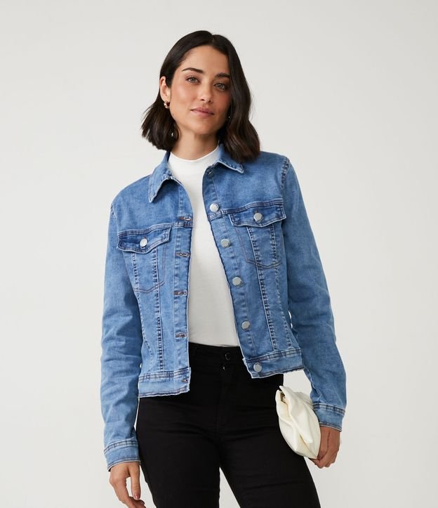 Jaqueta em Jeans com Recortes e Bolsos com Botões
