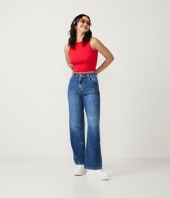 Calça Anos 90 Cintura Alta em Jeans com Bolsos e Pins Constrastantes