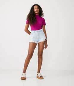 Short Boyfriend em Jeans com Bordado Floral de Hibisco