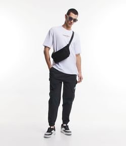 Calça Jogger em Paper Touch com Bolsos Cargo e Recortes