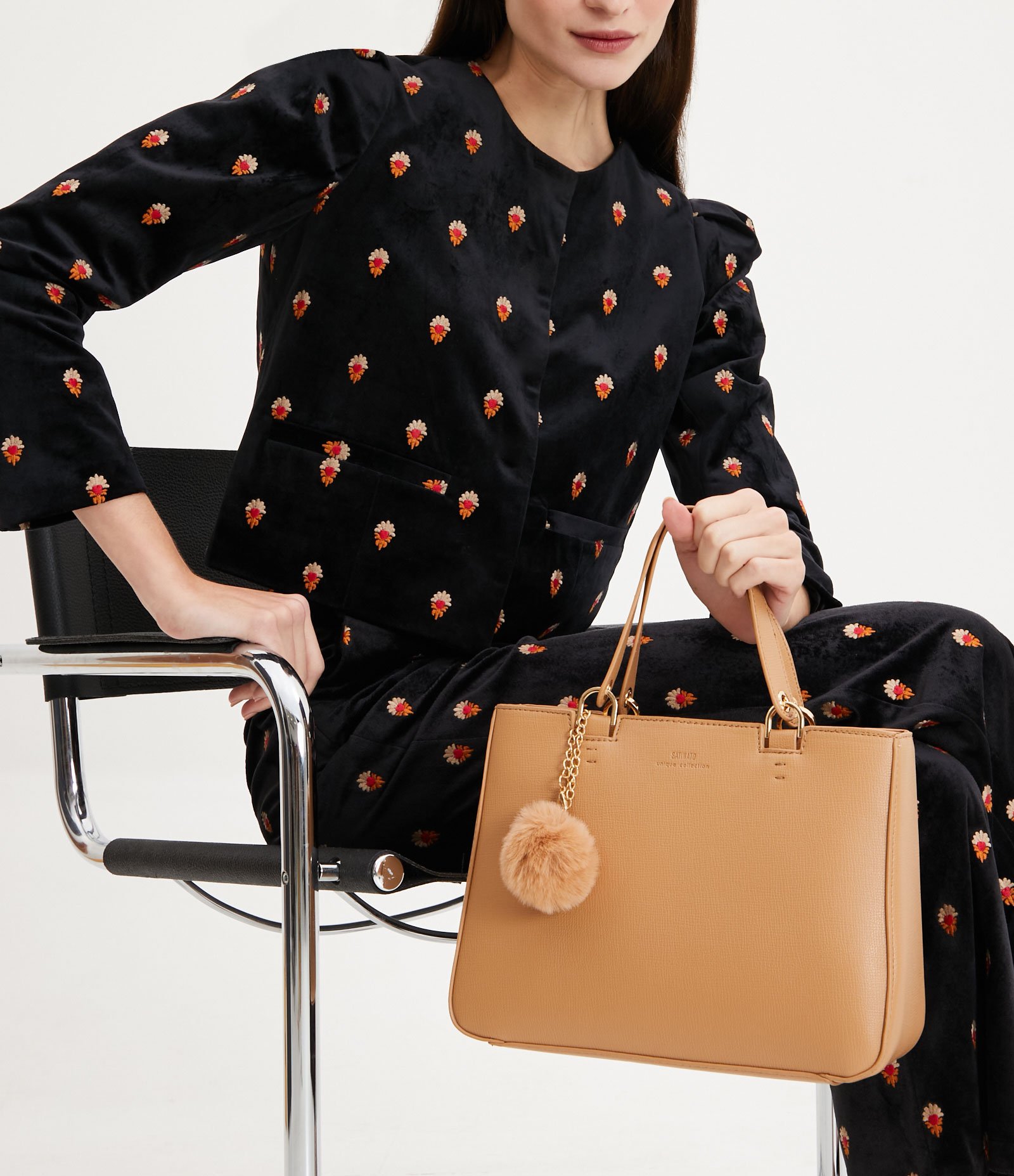 Bolsa Transversal Satchel com Alça de Mão com Pompom 9