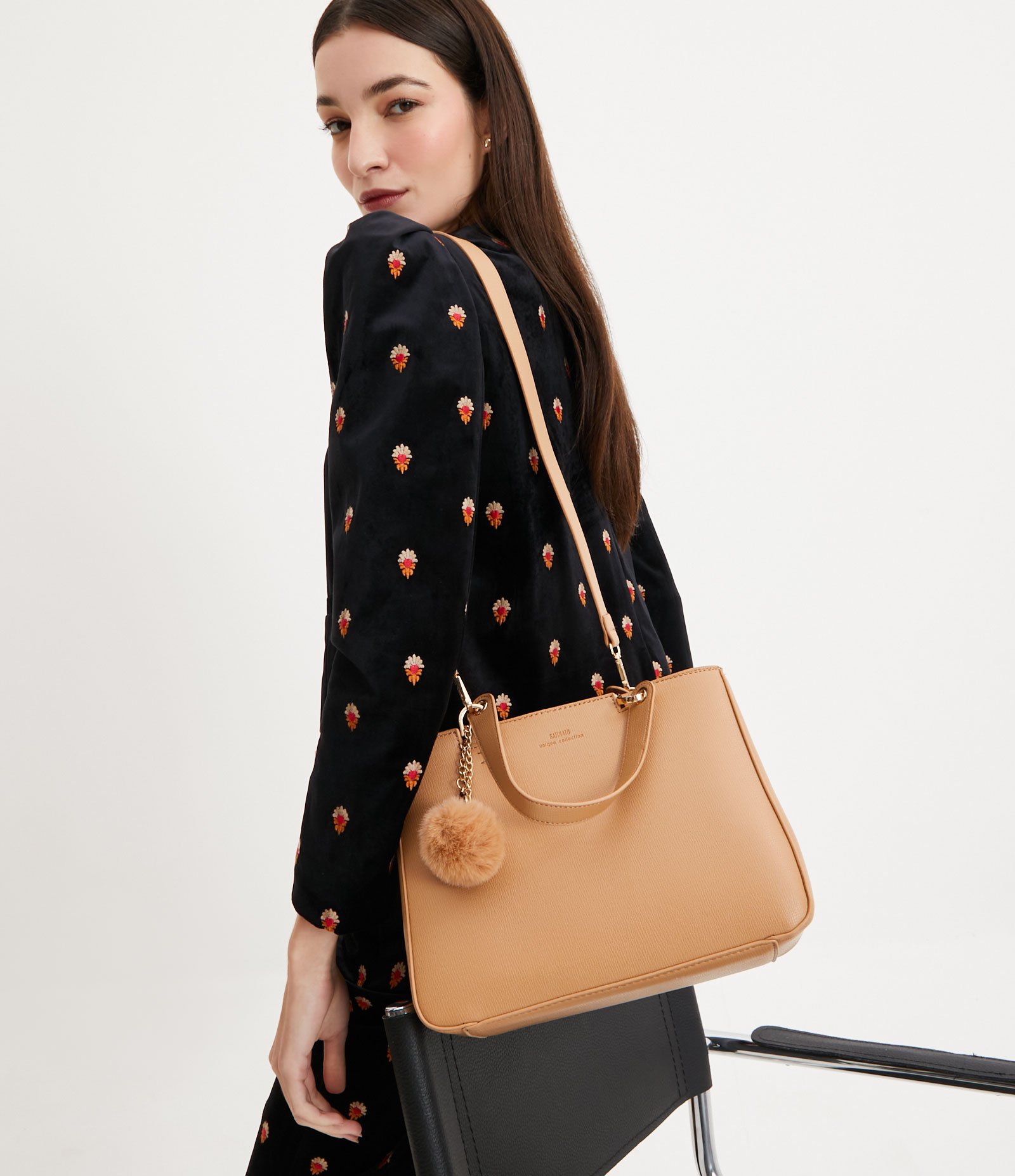 Bolsa Transversal Satchel com Alça de Mão com Pompom 1