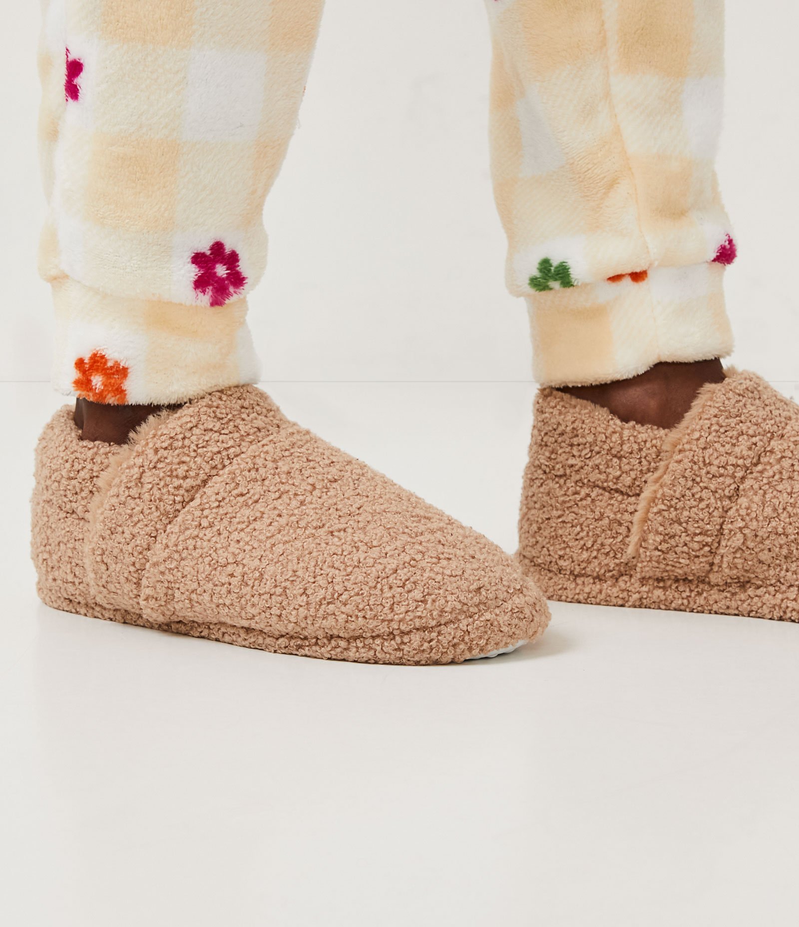 Pantufa Bota com Detalhe Pespontado Bege 5