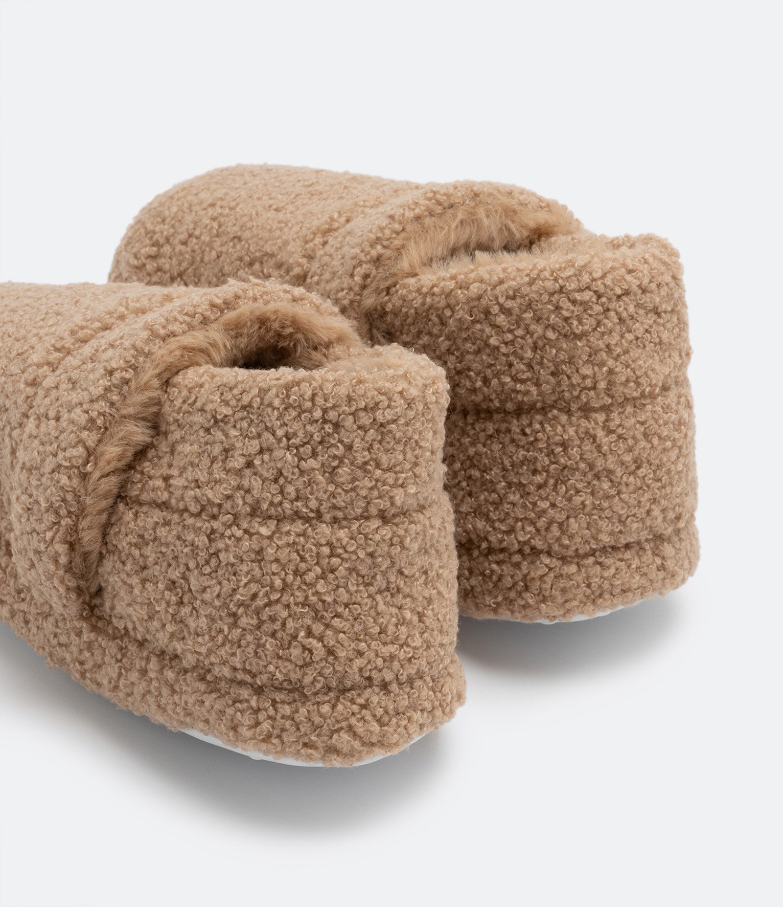 Pantufa Bota com Detalhe Pespontado Bege 3