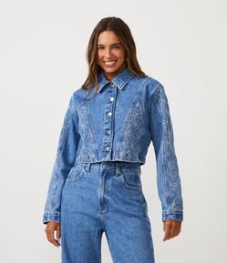 Jaqueta Cropped em Jeans com Bordados Florais Pespontados