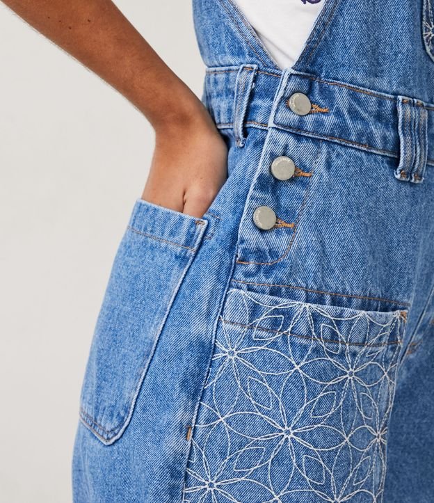 Macaquinho de Alça em Jeans com Bolsos com Pespontos Florais Azul 5