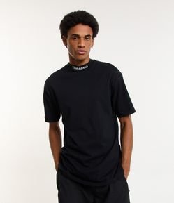 Camiseta Relaxed em Algodão Malhão com Gola Alta e Lettering Blessed