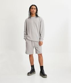 Bermuda Relaxed em Moletom com Cós Elástico e Textura Canelada