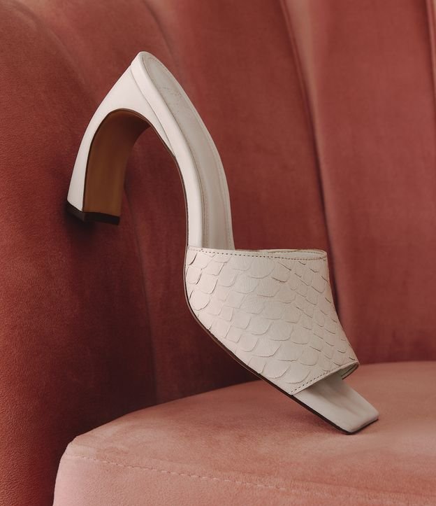 Sandália Mule em Couro com Textura Python e Salto Diferenciado