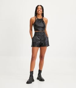 Short Alfaiataria em Material Sintético com Pregas e Barra Dobrada