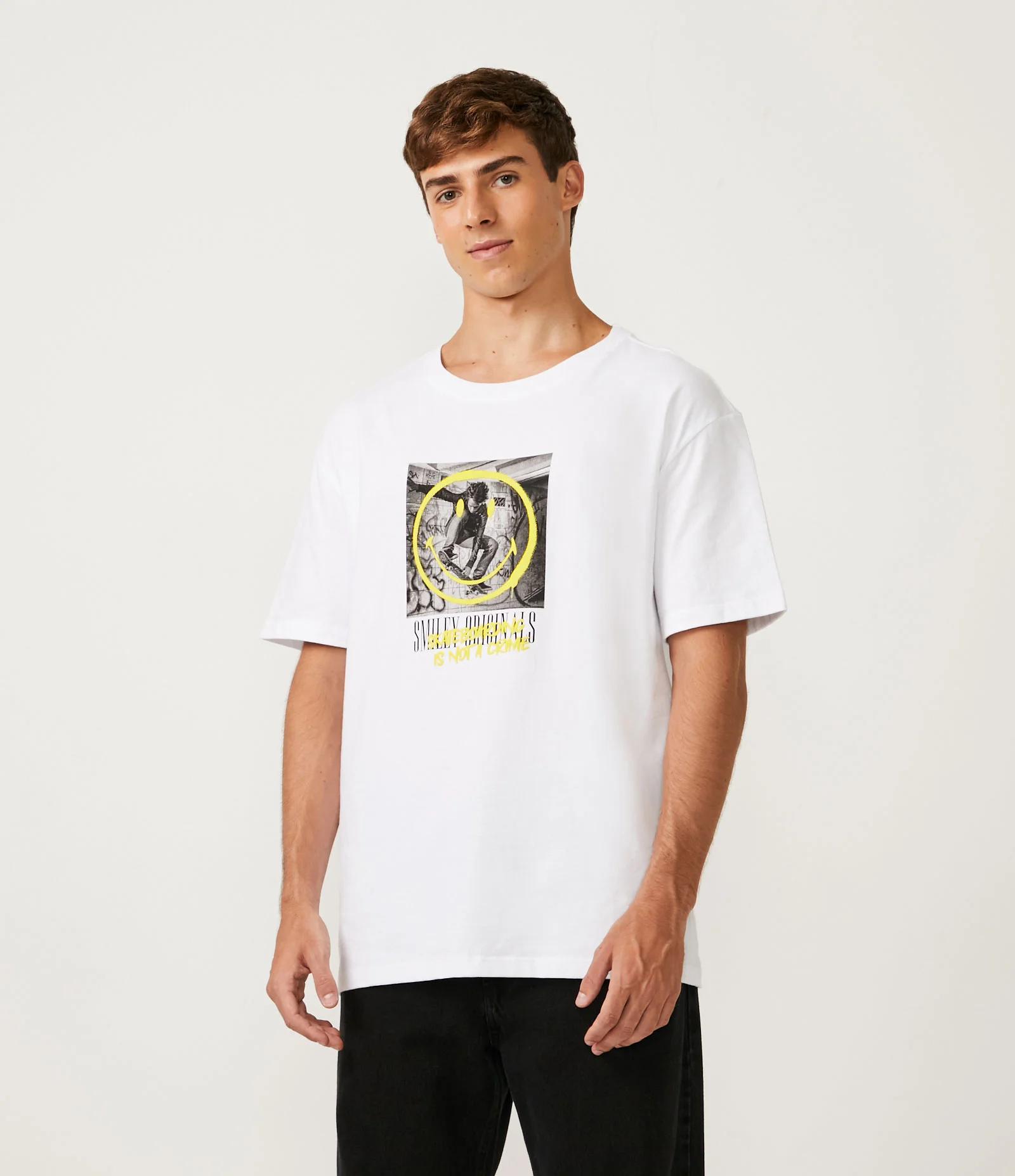 Camiseta Relaxed em Algodão com Estampa Smiley Skating Branco 1