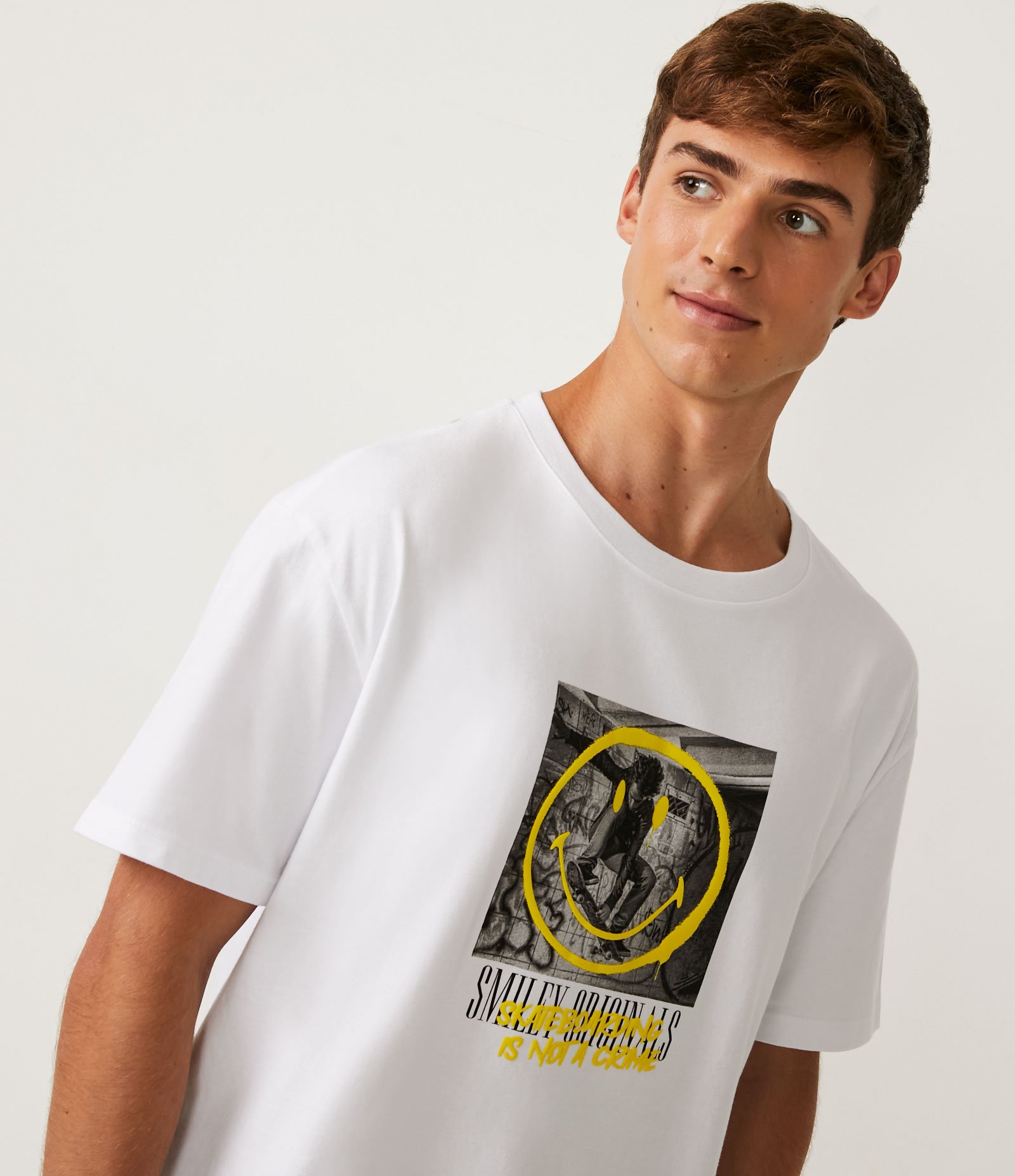 Camiseta Relaxed em Algodão com Estampa Smiley Skating Branco 4