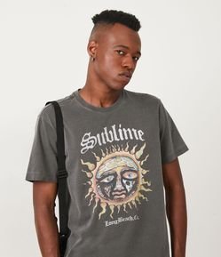 Camiseta Comfort em Meia Malha com Estampa de Sol e Lettering Sublime