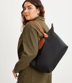 Bolsa Shopper Grande com Fechamento em Zíper e Botão de Pressão na Tampa