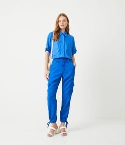 Calça Cargo em Liocel com Bolsos Laterais e Barra Ajustável