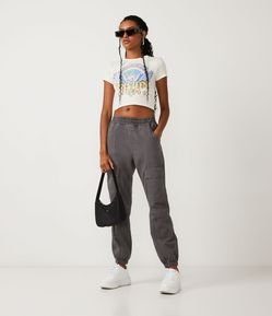 Calça Jogger em Sarja com Elástico no Cós e Bolsos Cargo