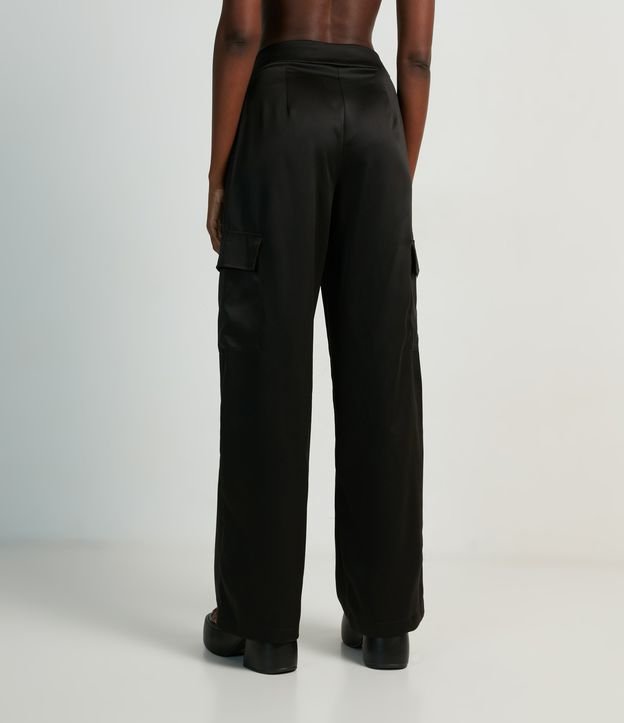 Pantalón Pantalona en Satén con Bolsillos Cargo Negro 2