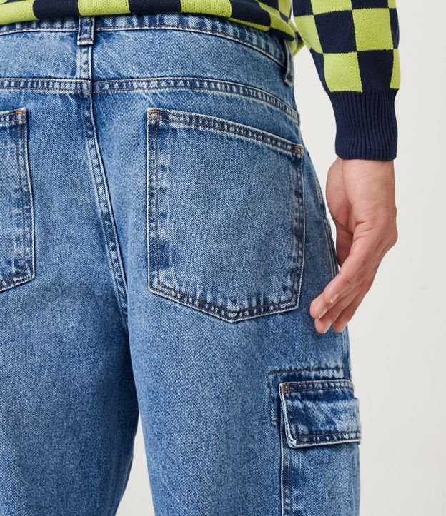 Calça Baggy Jeans com Bolsos Cargo e Efeito Marmorizado Azul