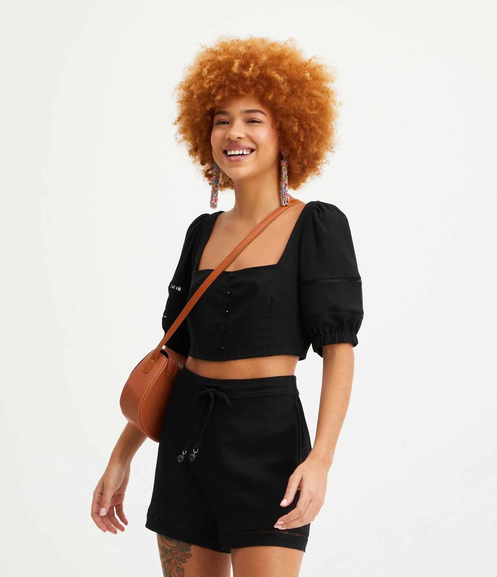 Blusa Cropped em Linho com Manga Bufante e Lastex nas Costas Preto 1