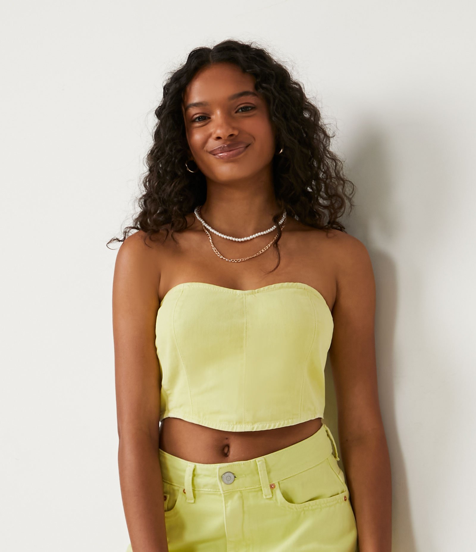 Blusa Cropped Corpete em Sarja com Recortes