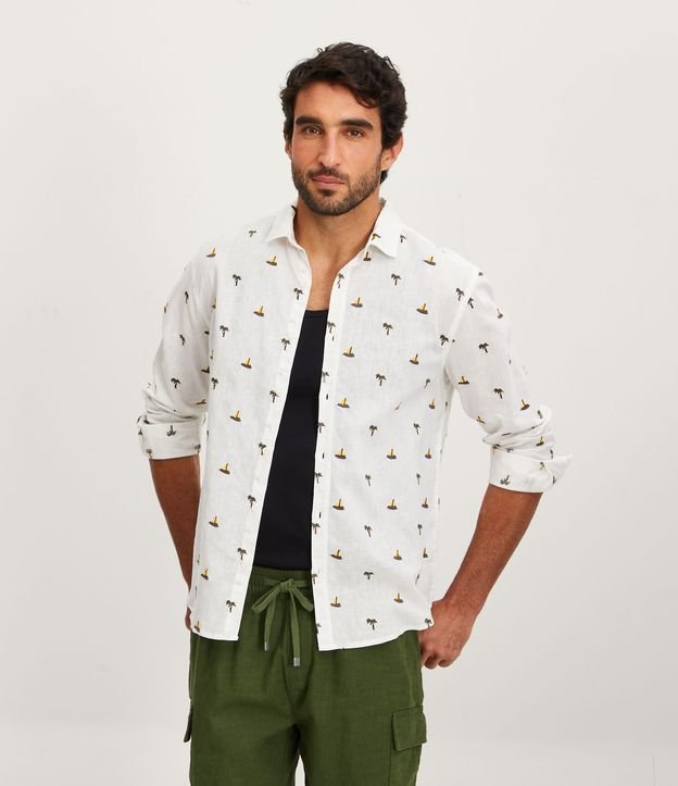Camisa Comfort em Linho com Bordados de Coqueiros e Barcos - Cor: Branco - Tamanho: M