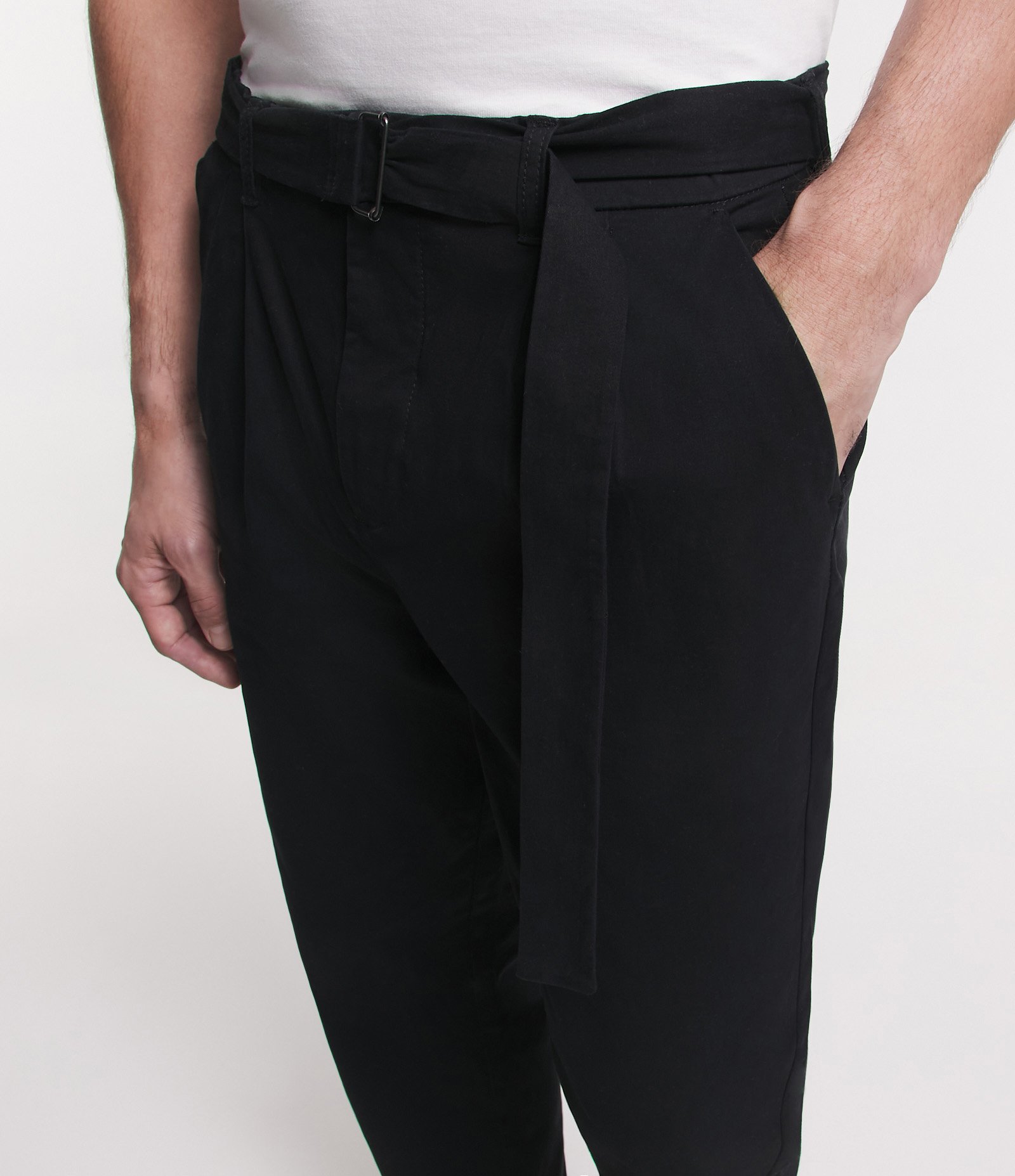 Calça Relaxed em Algodão com Cinto e Pregas Preto 3