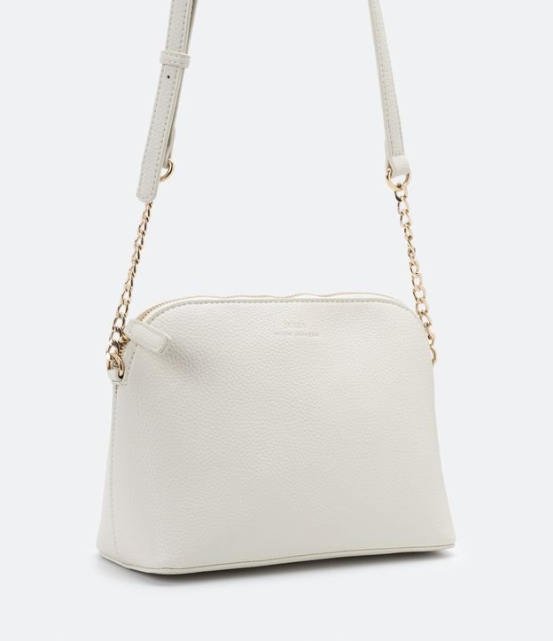 Bolso Transversal con Detalle de Cadena en la Correa Off White 2