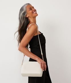 Bolsa Transversal com Detalhe de Corrente na Alça