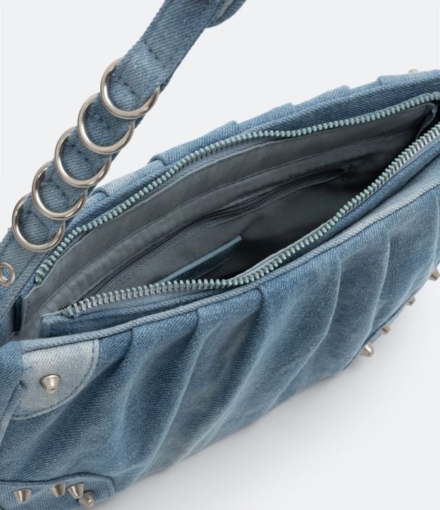 Bolsa Baguete Pequena com Detalhe na Alça e Fechamento em Zíper Azul 5