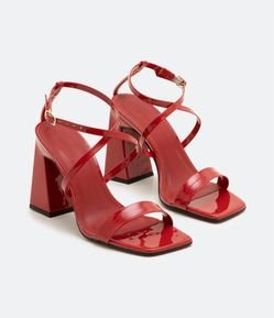 Sandália em Verniz com Salto Grosso e Bico Quadrado