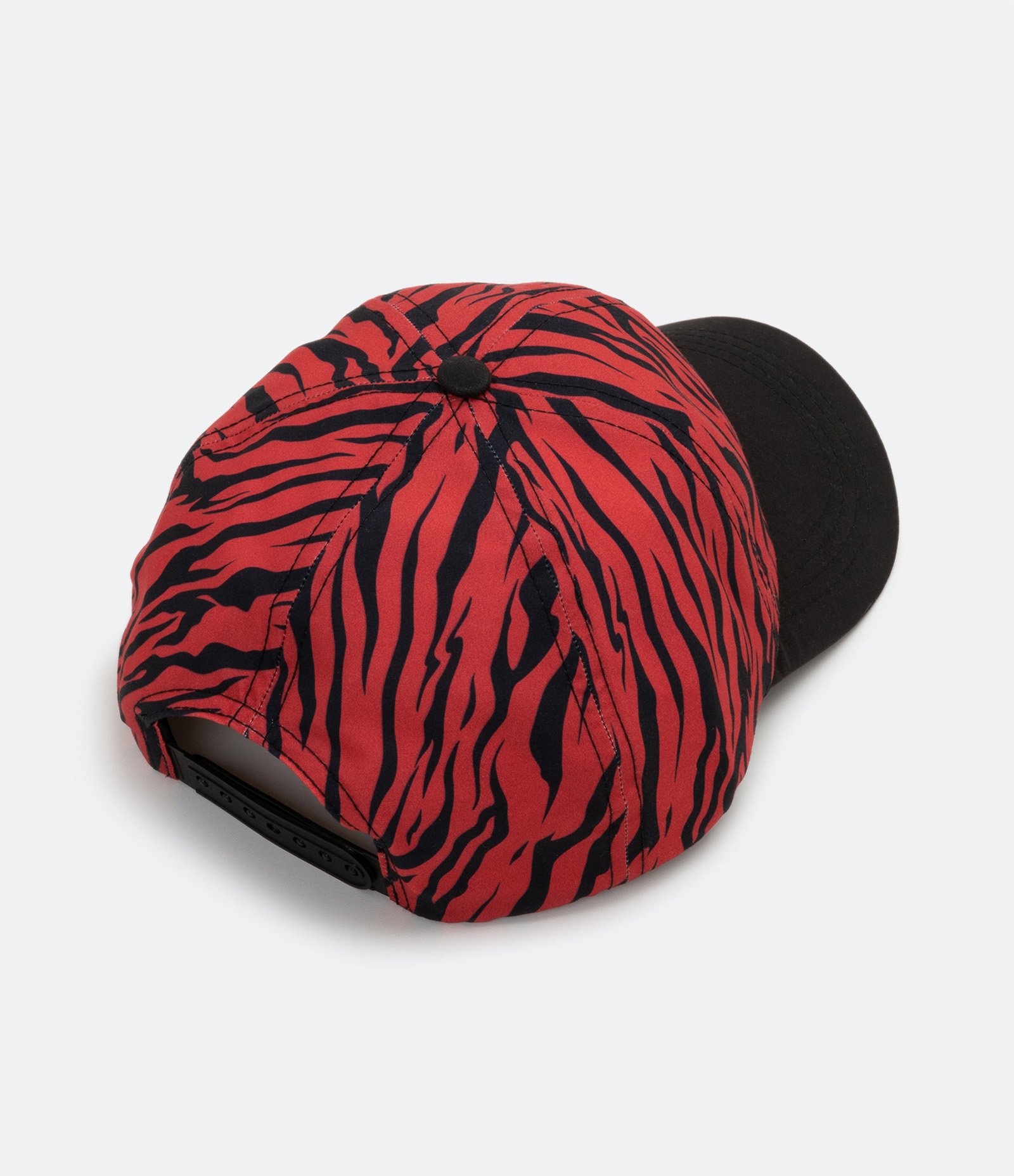 Boné com Aba Curva e Estampa Animal Print Zebra Vermelho 2