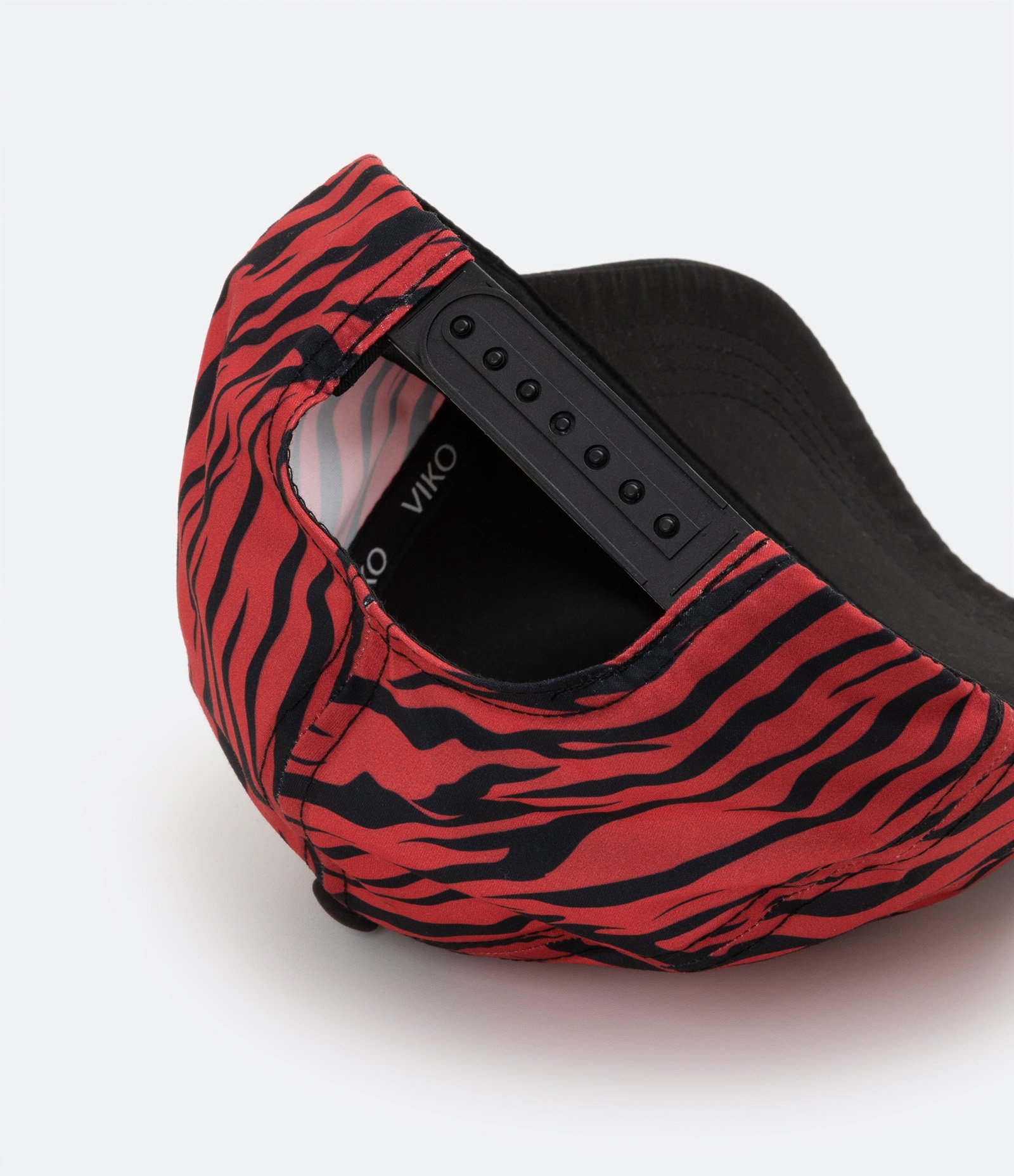 Boné com Aba Curva e Estampa Animal Print Zebra Vermelho 3