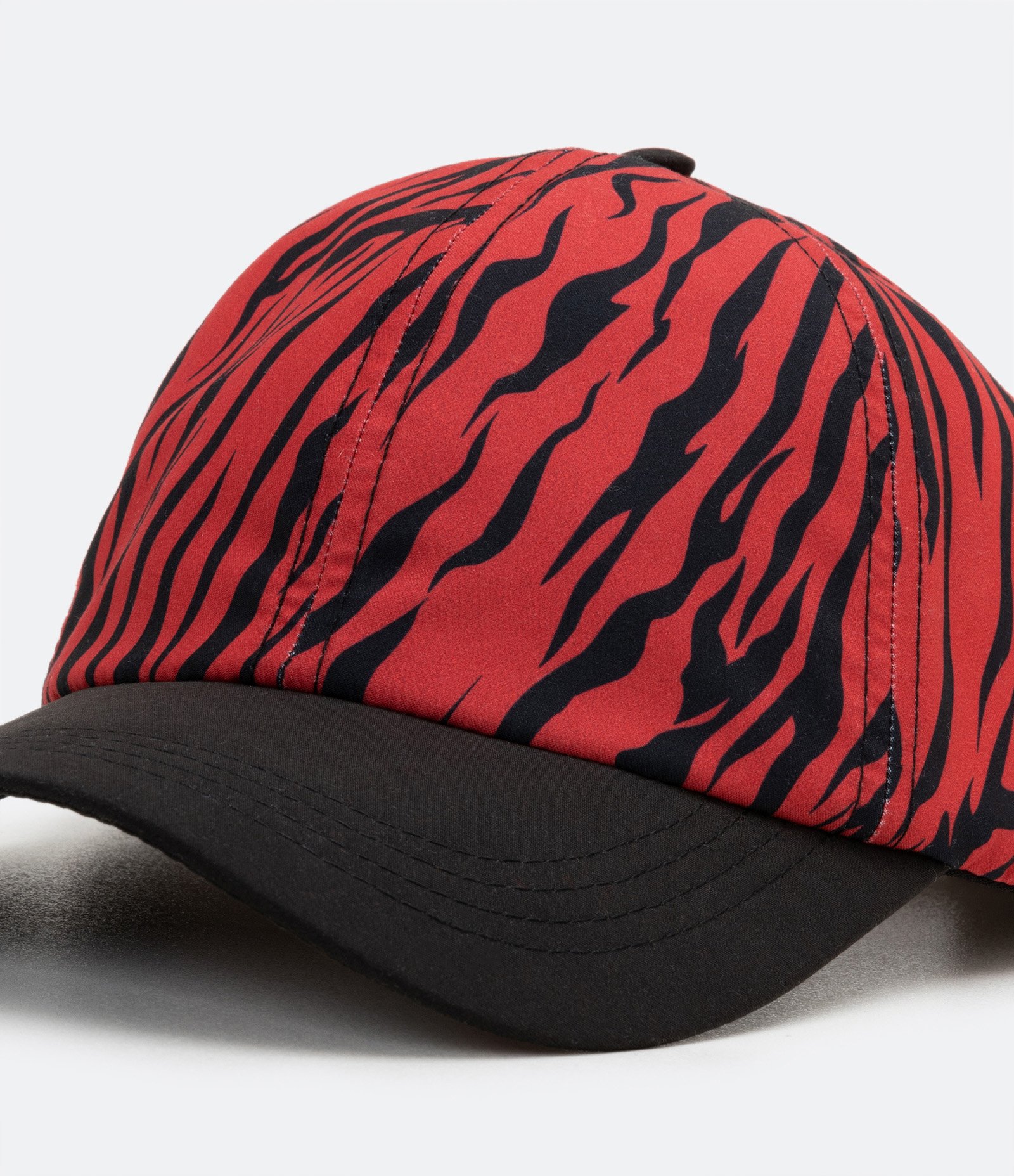 Boné com Aba Curva e Estampa Animal Print Zebra Vermelho 4