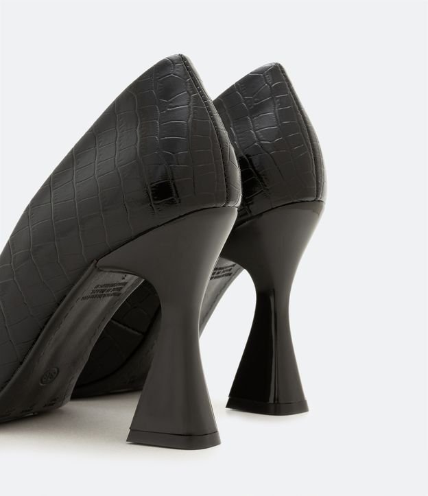 Sapato Scarpin com Bico Fino Textura Croco e Salto Diferenciado Preto 4