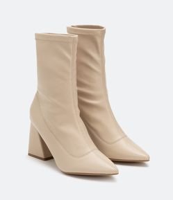 Bota Cano Médio com Bico Fino e Salto Alto