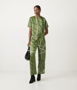 Calça Fluida com Textura Acetinada e Estampa Abstrata