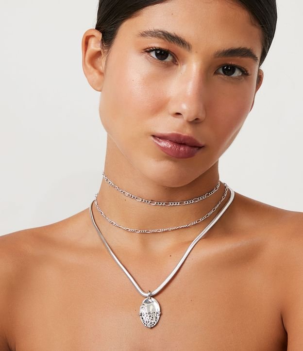 Collar Capas en Metal con Cadenas Surtidas y Colgante con Efecto Martillado Gris 1