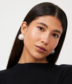 Brinco Pequeno Botão Pérola e Base em Metal