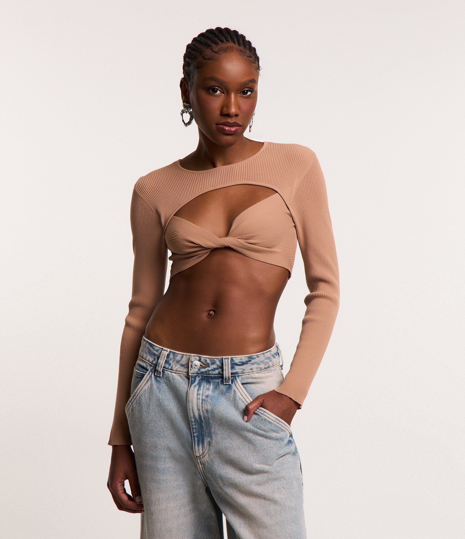 Blusa Cropped em Tricô Canelado com Cut Out e Busto Torcido Marrom 1